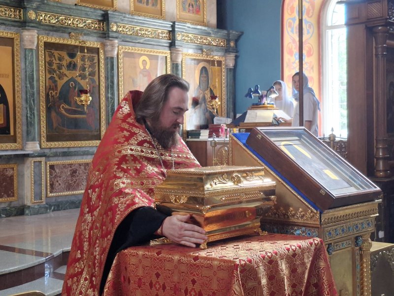 В Успенский семинарский храм привезли частицу мощей святого Петра Зверева