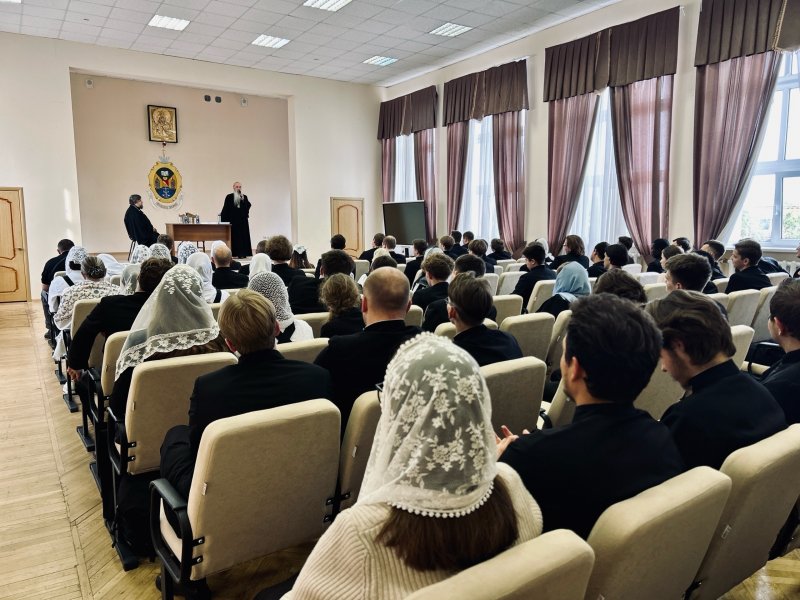 В Воронежской духовной семинарии состоялась встреча студентов с епископом Каменским и Камышловским Мефодием