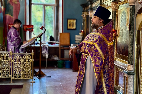 Богослужение в праздник Происхождения Честных Древ Животворящего Креста Господня