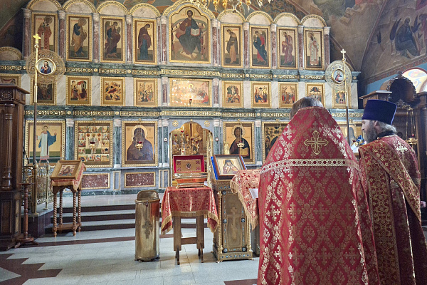 В Успенский семинарский храм привезли частицу мощей святого Петра Зверева