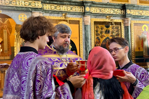 Богослужение в праздник Происхождения Честных Древ Животворящего Креста Господня