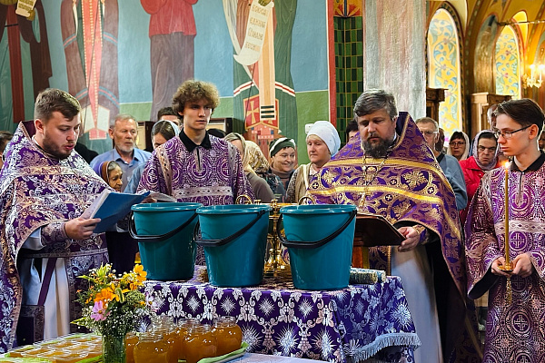 Богослужение в праздник Происхождения Честных Древ Животворящего Креста Господня