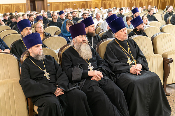 Митрополит Воронежский и Лискинский Сергий возглавил торжественный акт по случаю окончания учебного года в Воронежской духовной семинарии