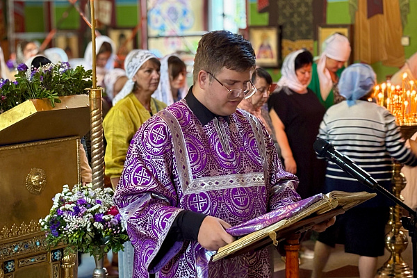 Богослужение в праздник Происхождения Честных Древ Животворящего Креста Господня