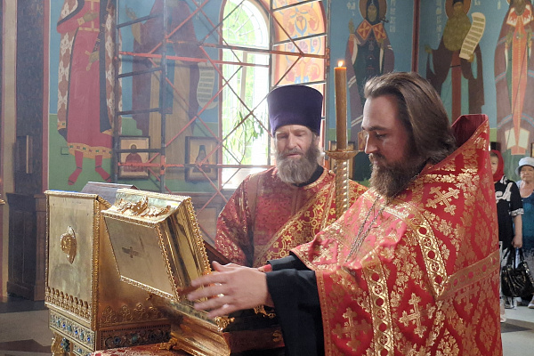 В Успенский семинарский храм привезли частицу мощей святого Петра Зверева