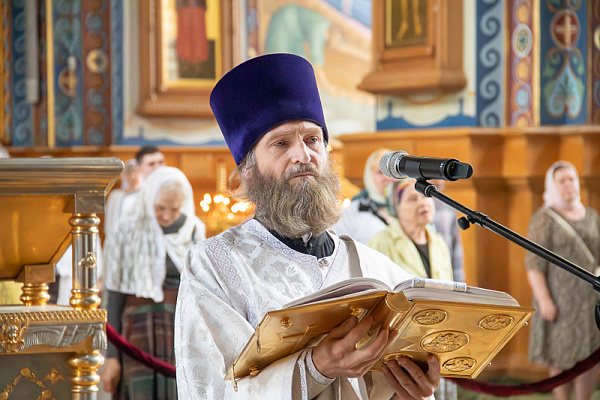 В день Святого Духа митрополит Воронежский и Лискинский Сергий возглавил служение Божественной литургии в Благовещенском кафедральном соборе