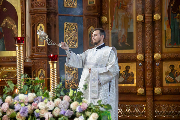 В день Святого Духа митрополит Воронежский и Лискинский Сергий возглавил служение Божественной литургии в Благовещенском кафедральном соборе