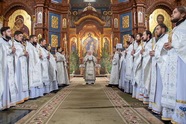 В день Святого Духа митрополит Воронежский и Лискинский Сергий возглавил служение Божественной литургии в Благовещенском кафедральном соборе